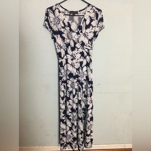 Brand: Karin Stevens
Color: Floral White/Navy Blue
Condition: Slightly Worn